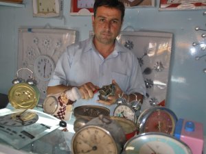 Kendisinden 60 Yaş Büyük Saatleri Tamir Ediyor