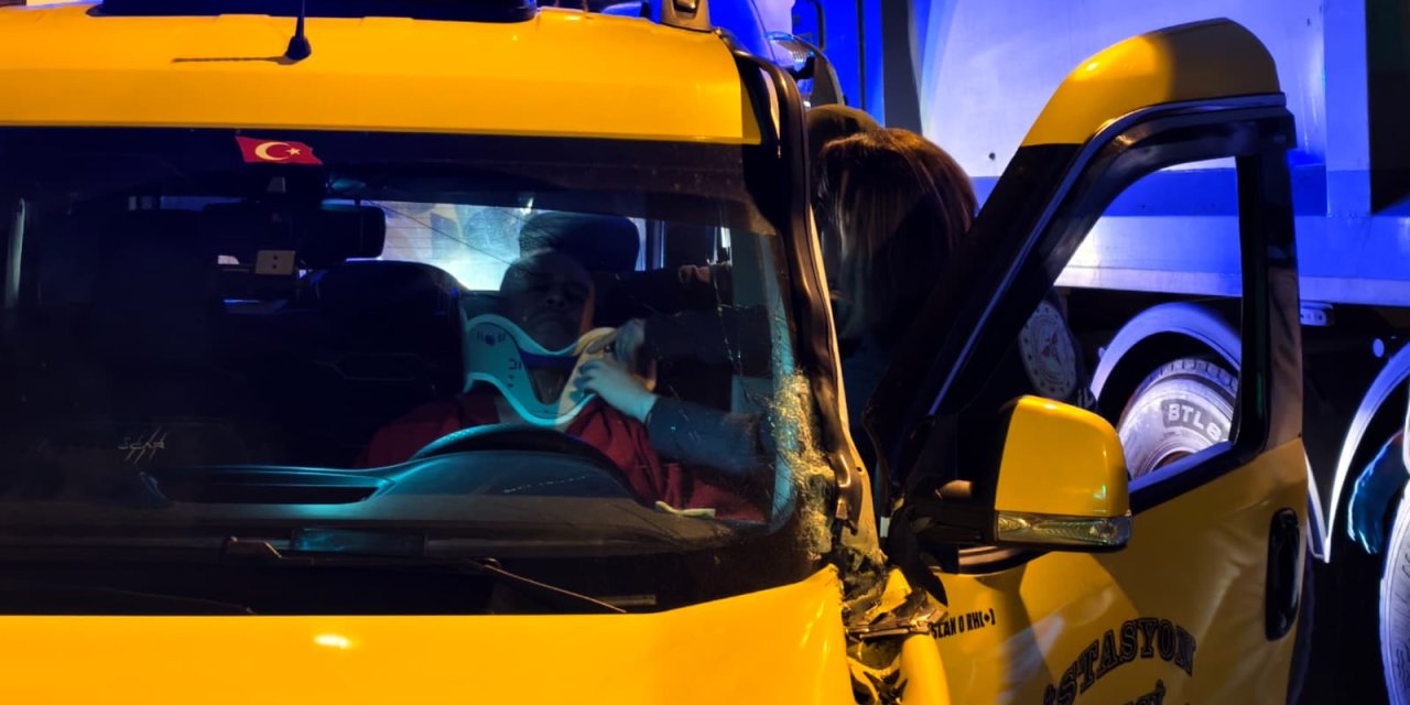 Nazilli'de taksi şoförü direksiyon başında fenalaştı: Tıra arkadan çarptı