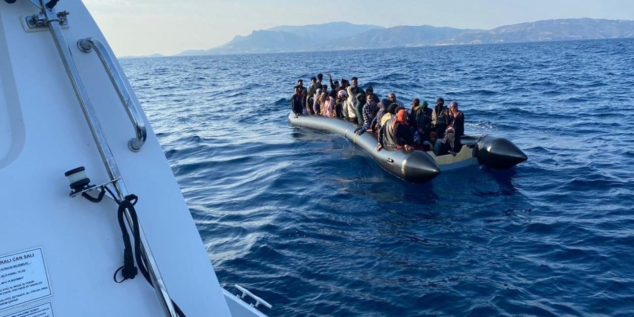Düzensiz göçmenleri taşıyan tekne battı: 7 ölü