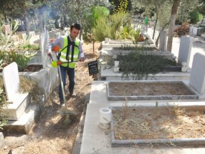 Nazilli Belediyesi Mezarlıkları Bayrama Hazırladı