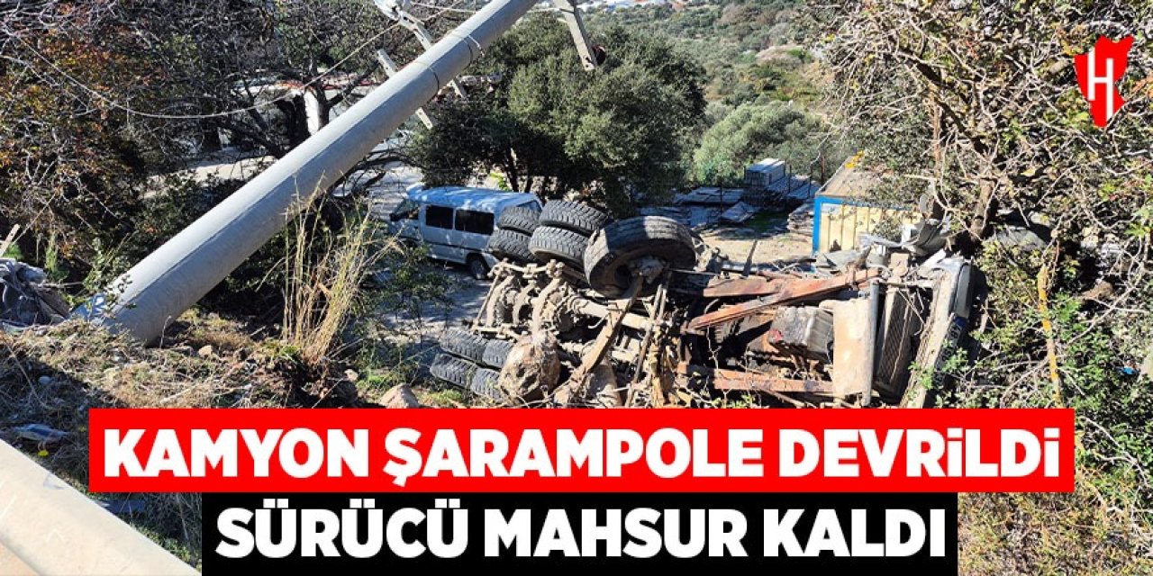 Kamyon şarampole devrildi, sürücü mahsur kaldı