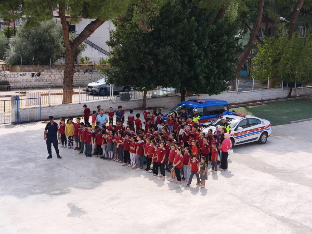 Jandarma'dan minik öğrencilere anlamlı ziyaret