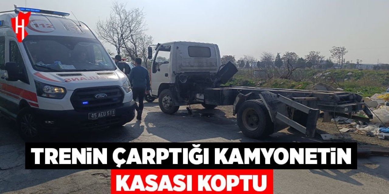 Trenin çarptığı kamyonetin kasası koptu