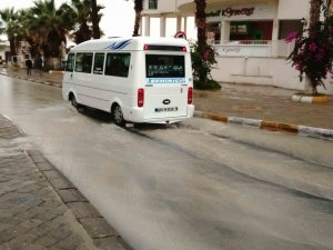 Kuşadası’nda Yağmur ve Fırtına Etkili Oldu