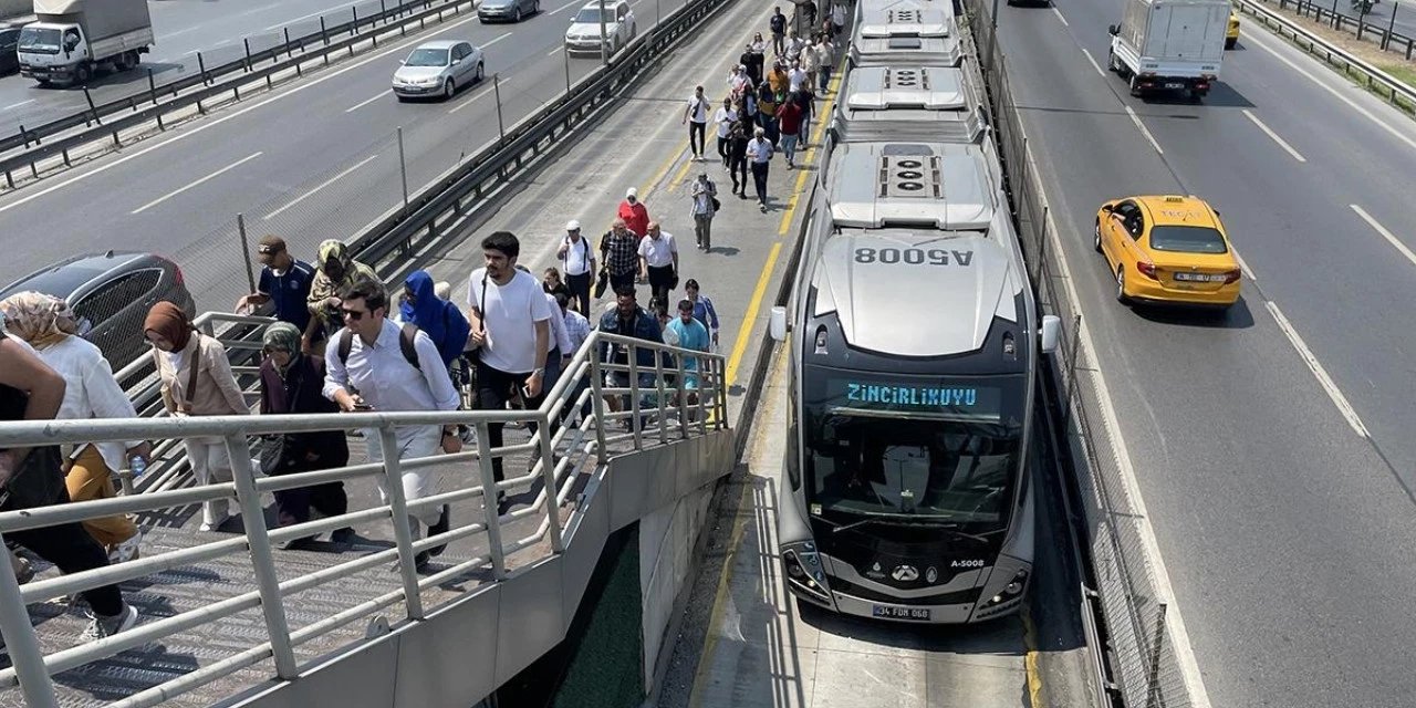 Metrobüs engelli yolcuya çarptı: Yaşlı adam hayatını kaybetti