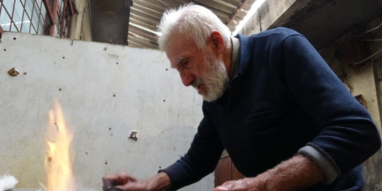 80 yaşındaki kalay ustası mesleğini 70 yıldır sürdürüyor