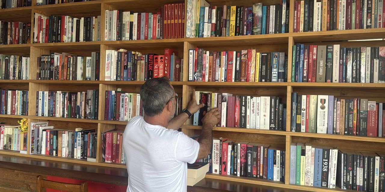 İşlettiği büfede 800 eserlik kütüphane kurdu