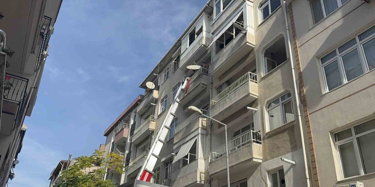 Kolonlarında çatlaklar tespit edilen 5 katlı bina mühürlendi