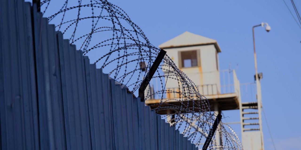 Cezaevinde 123 hükümlü zehirlendi! Hastanelere sevk edildiler