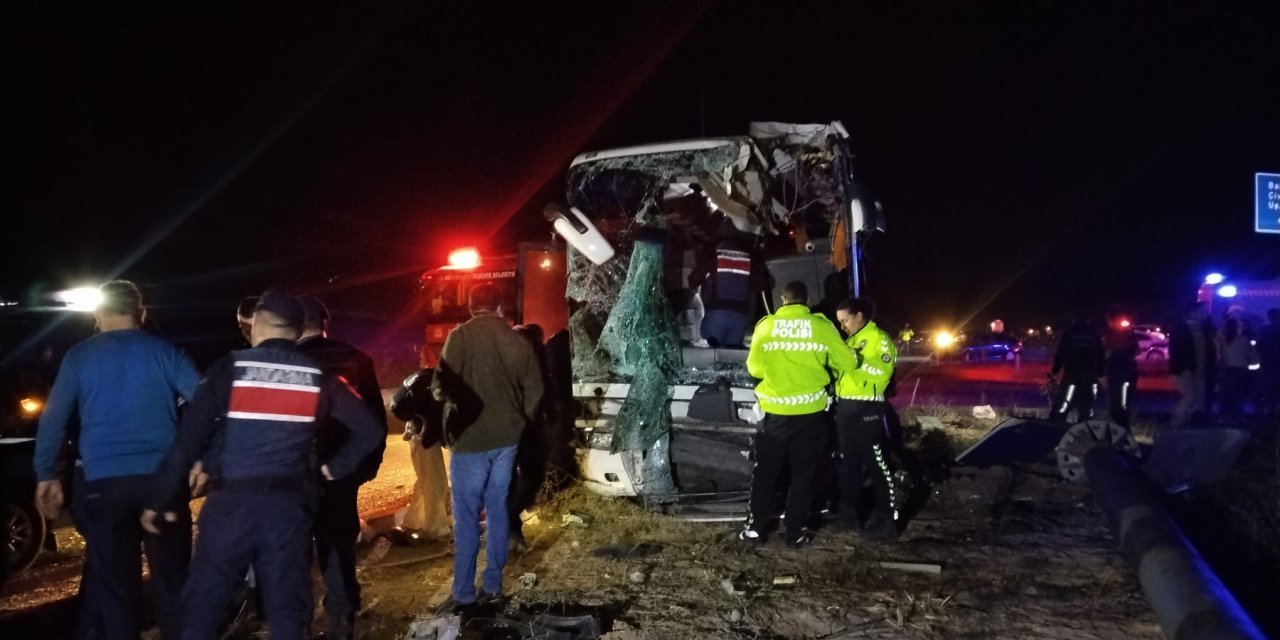 Minibüs yolcu otobüsüyle çarpıştı: 1 ölü 13 yaralı