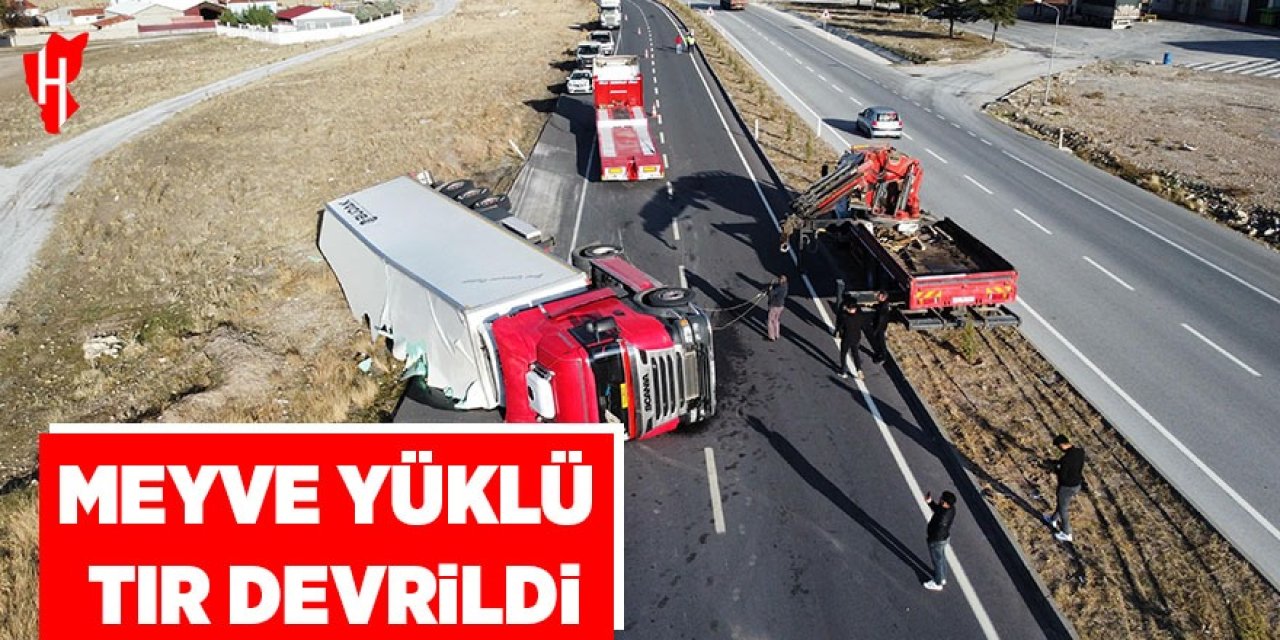 Meyve yüklü tır devrildi