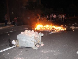 IŞİD Protestosu: Aydın-Denizli Karayolu Barikatla Kapatıldı