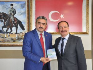 Şair Kadir Koca, Belediye Başkanı Haluk Alıcık’ı Ziyaret Etti