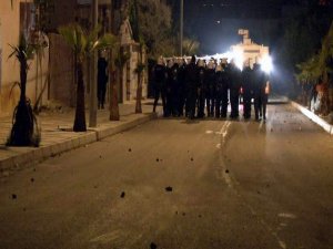 Polis Taşla Saldıran Gruba TOMA ile Müdahale Etti