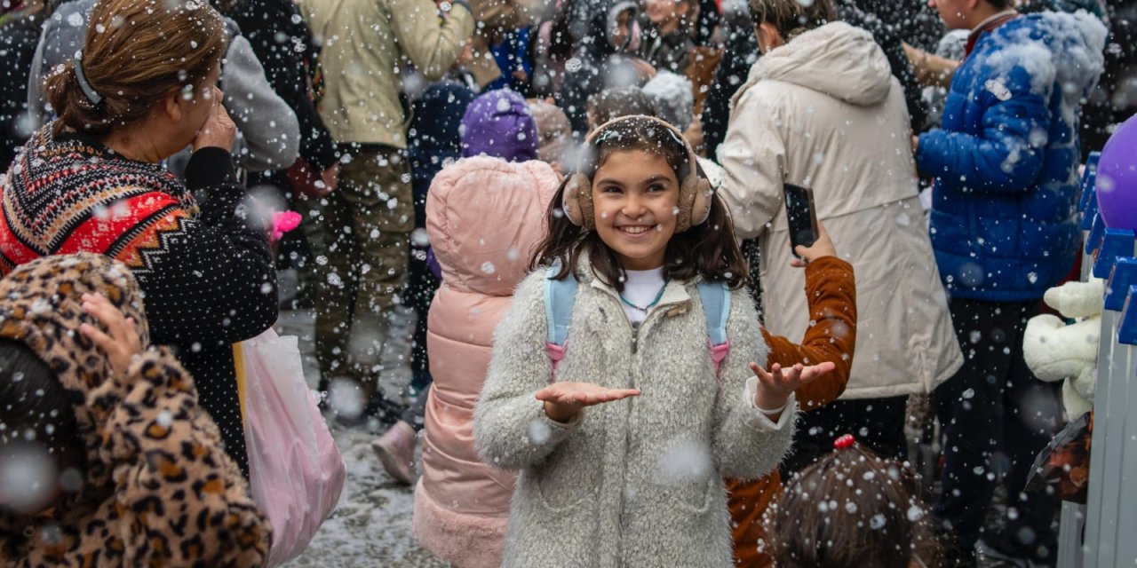 Kuşadası’nda yeni yıl eğlenceleri erken başladı: Yapay kar heyecanı!