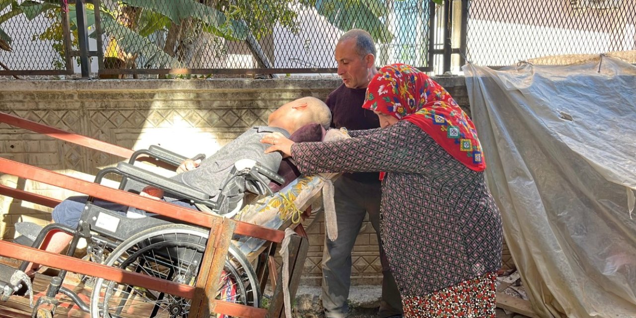 "Üvey oğlum" demedi, engelli oğluna eğitimi için hamallık yaparak evine raylı sistem kurdu