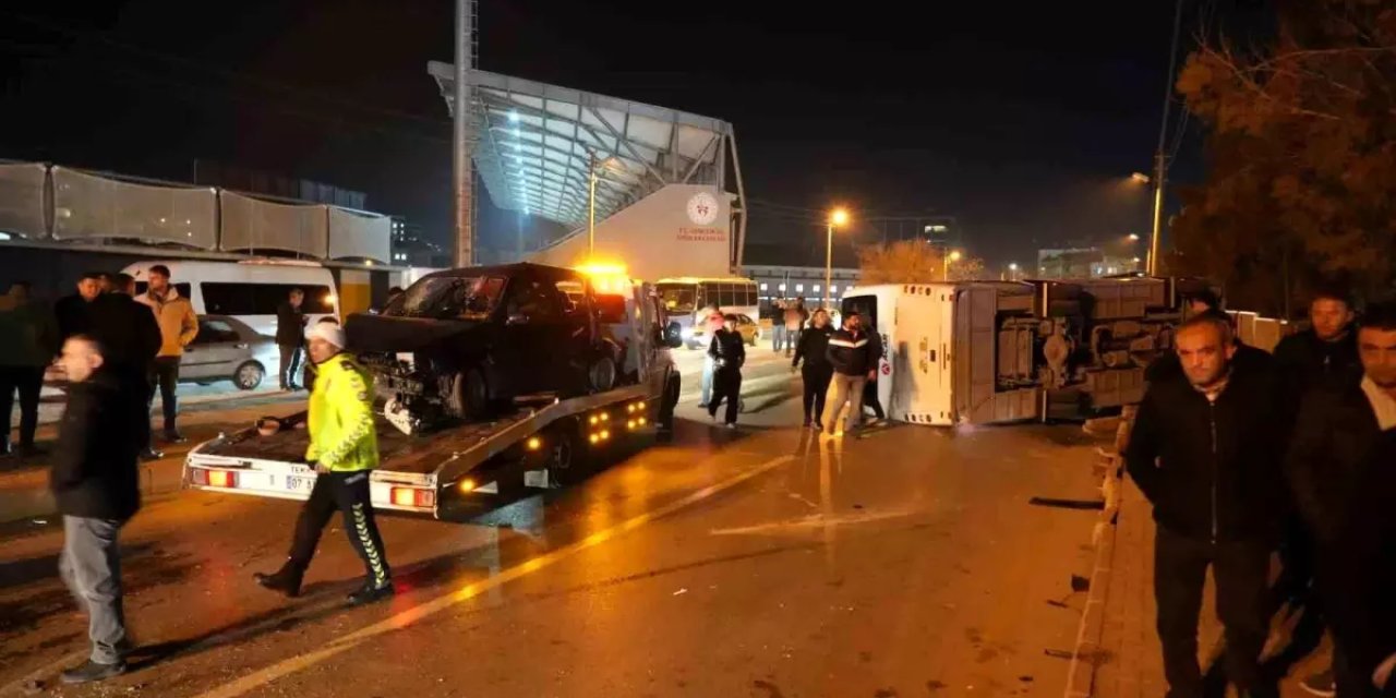 Otomobille çarpışan işçi servisi devrildi: 11 yaralı