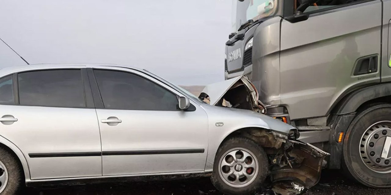 Kontrol çıkan otomobil tırın altına girdi: 1 ölü, 3 yaralı