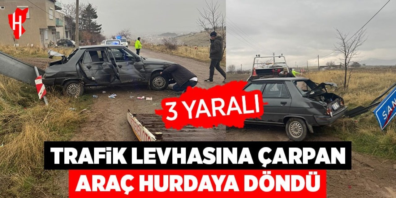 Trafik levhasına çarpan araç hurdaya döndü:  3 yaralı