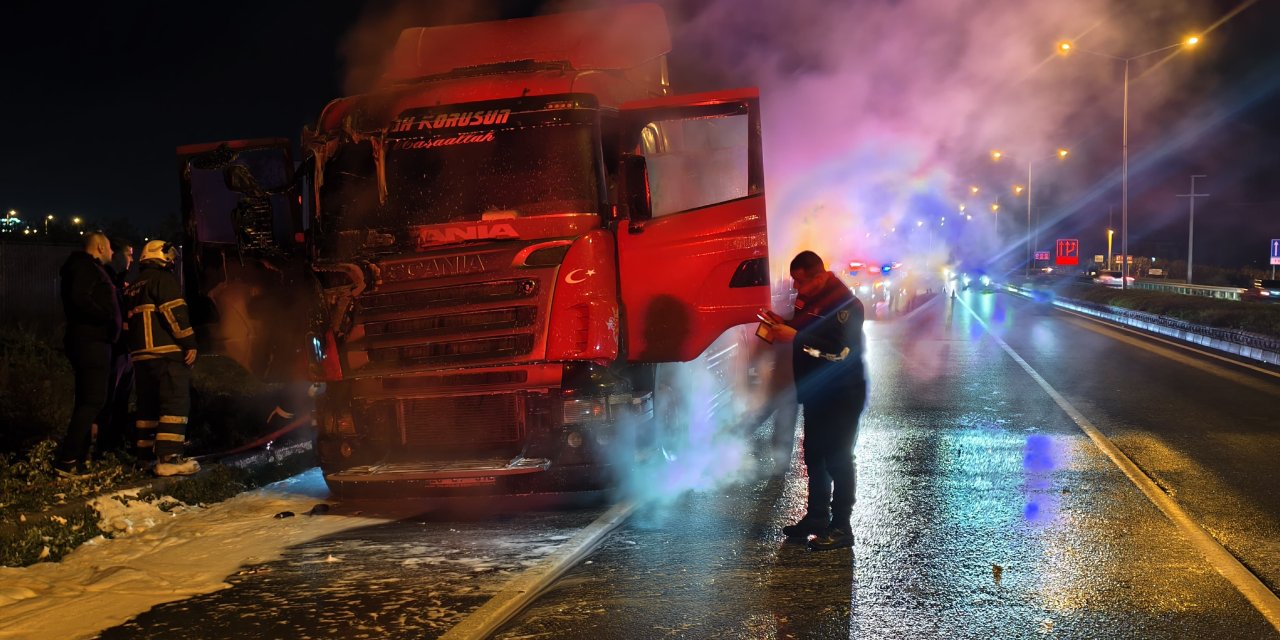 Nazilli’de seyir halindeki tır alevlere teslim oldu