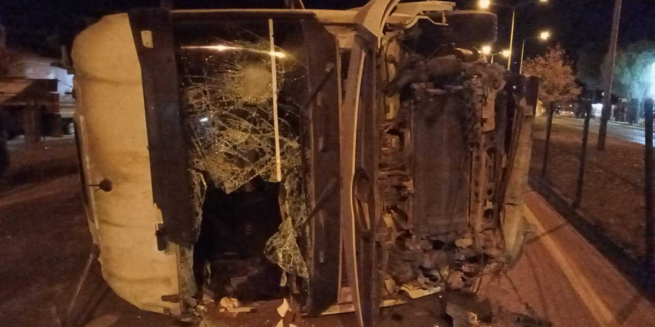 Tır ile otomobilin çarpıştığı kazada tır yan yattı; 2 yaralı