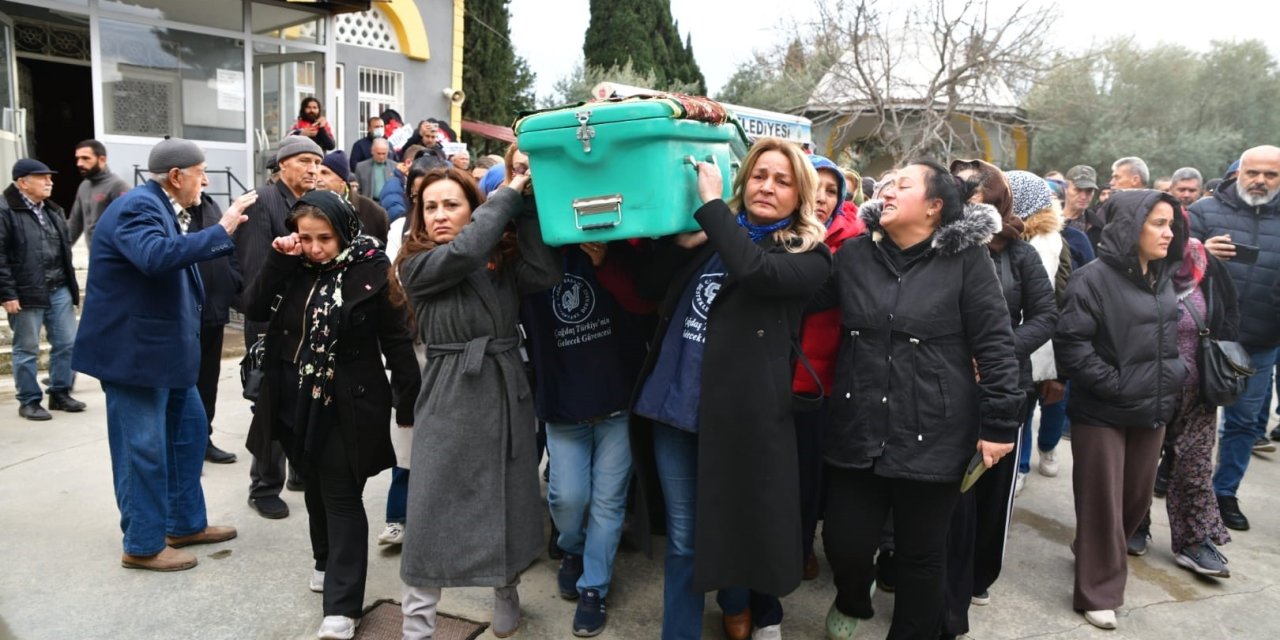 Eşi tarafından öldürülen kadının tabutunu kadınlar taşıdı
