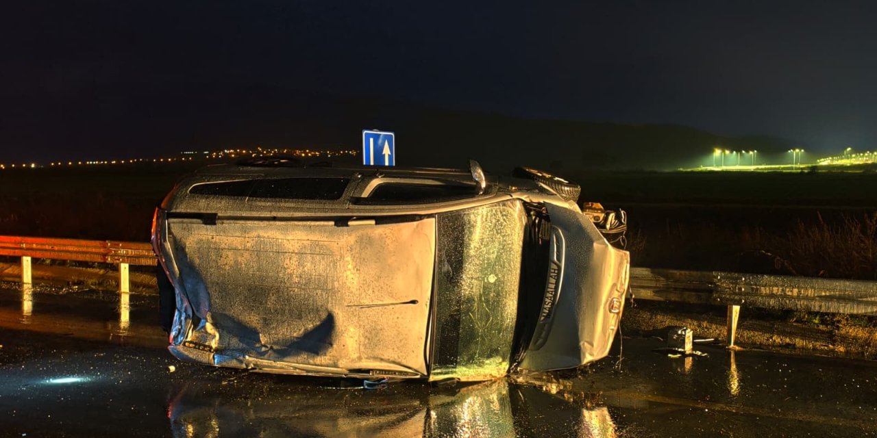 Nazilli'de hafif ticari araç takla attı: 3 yaralı