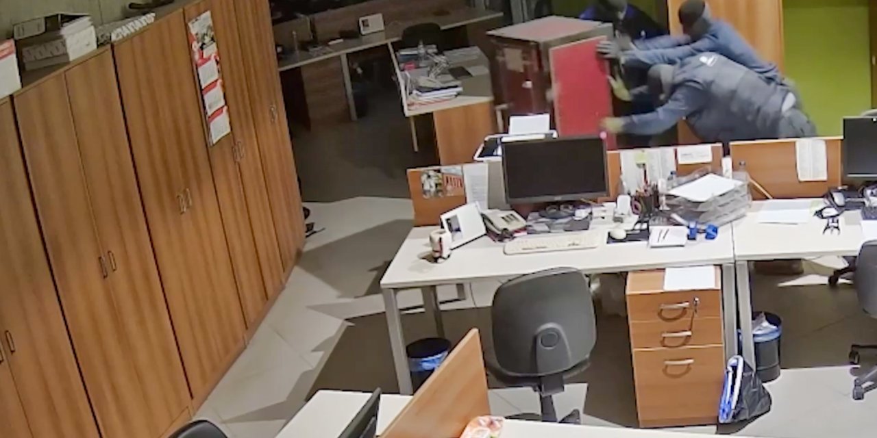 2 milyon avroluk soygun kamerada: Çelik kasayı metrelerce sürüklediler