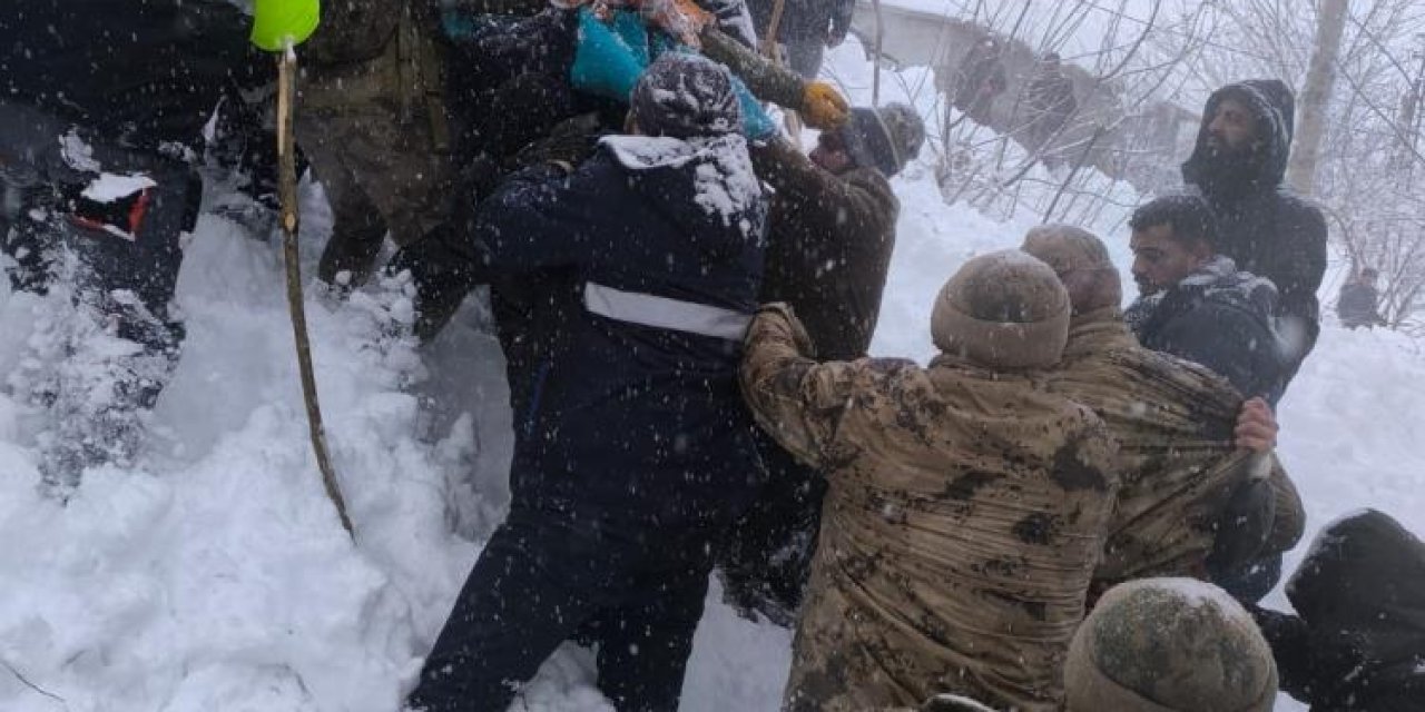 Mahalleye çığ düştü: 22 ev boşaltıldı