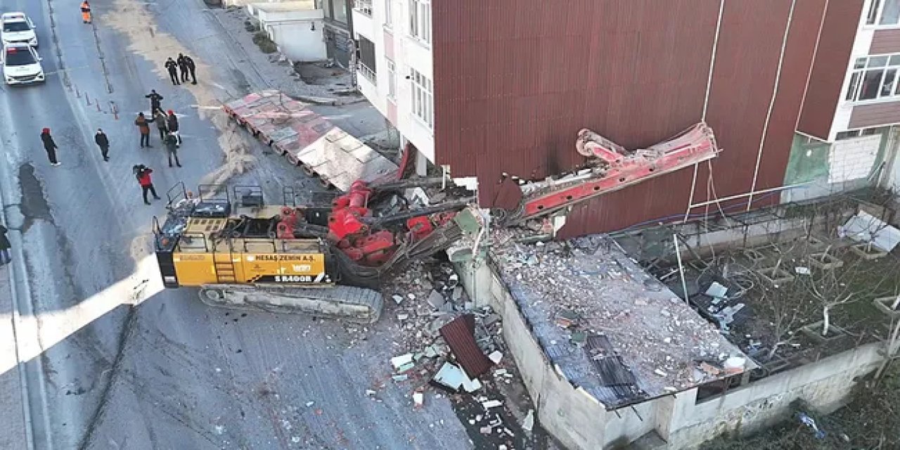 Kopan vinç 2 araca ve binaya çarptı