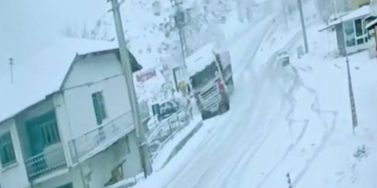 Facianın eşiğinden dönüldü: Kontrolden çıkan tır eve daldı