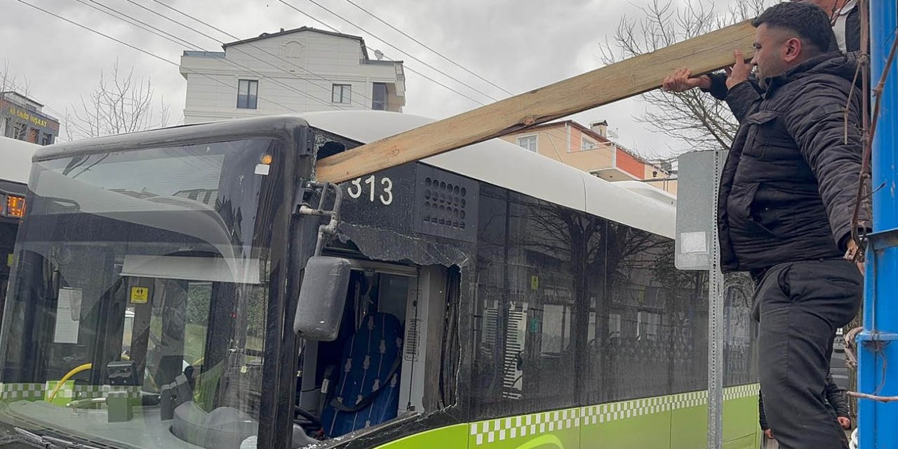 Çatıdan kopan kereste seyir halindeki otobüse saplandı