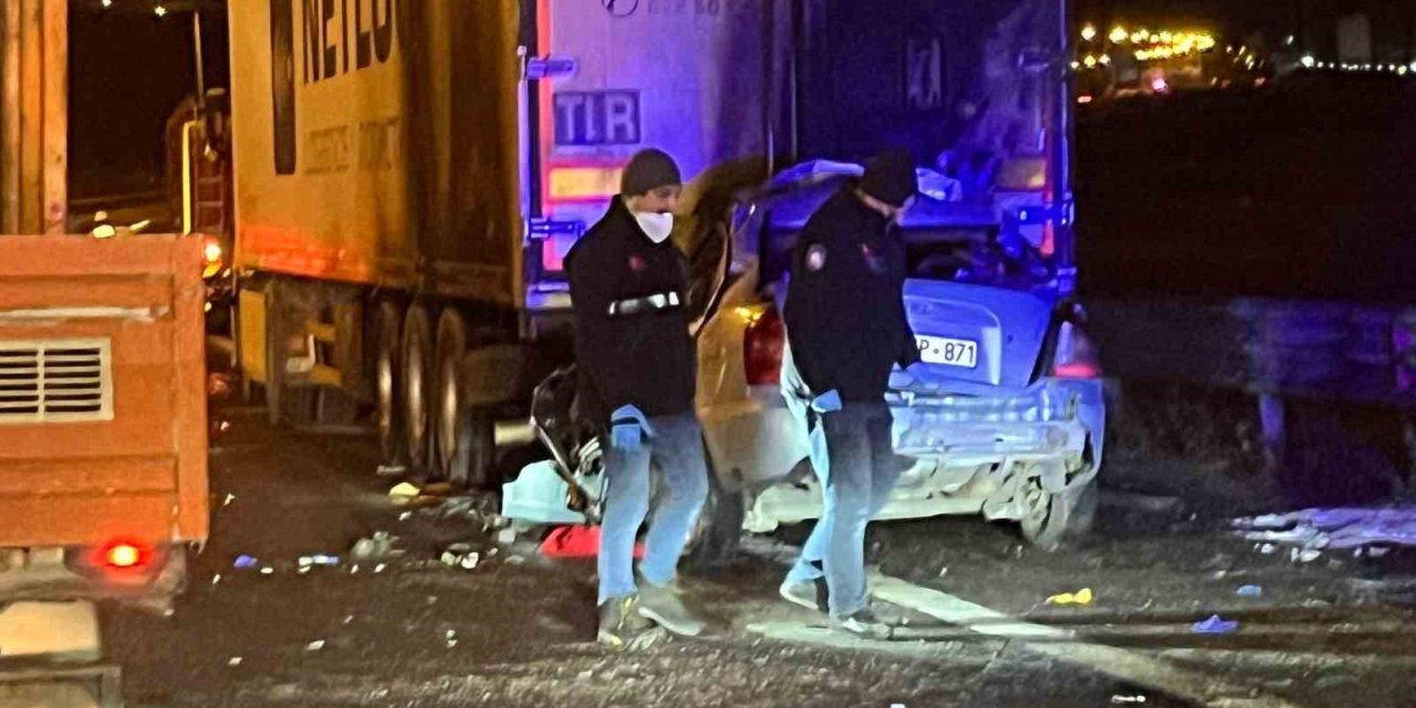 Tıra arkadan çarpan aracın sürücüsü feci şekilde can verdi