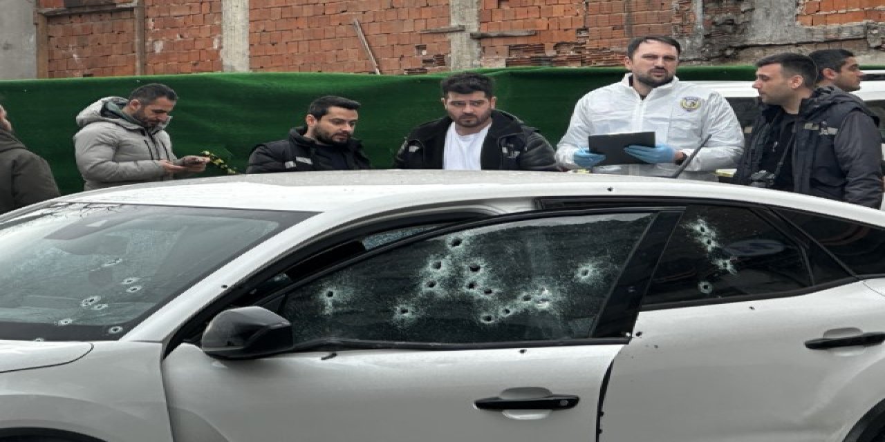 Kanlı saldırı: Park halindeki araca kurşun yağdırdılar