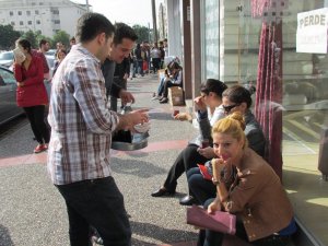 AÖF Öğrencileri Dijital Çağda Yaşanan Kuyruğa İsyan Etti