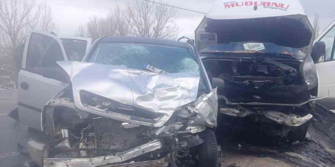 Yolcu minibüsü ile otomobil kafa kafaya çarpıştı: 1 ölü, 10 yaralı