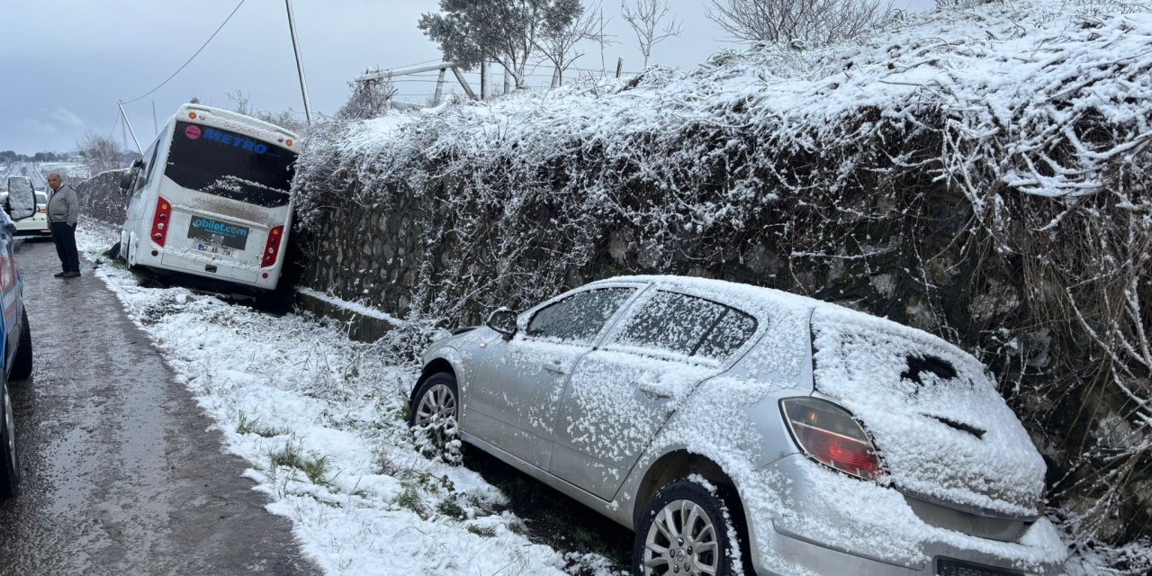 Kazazede aileye midibüs çarptı: 1 ölü, 3 yaralı