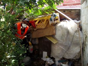 Söke’deki Evden Tonlarca Çöp Çıktı
