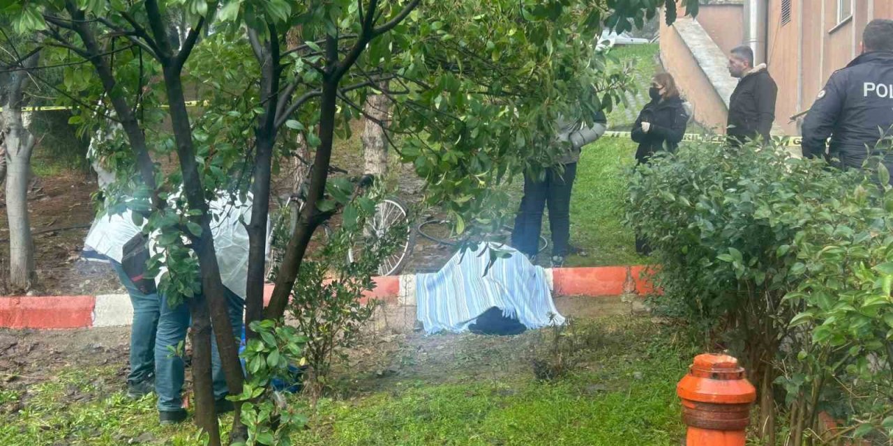 Yüksekten düşen yaşlı kadın hayatını kaybetti