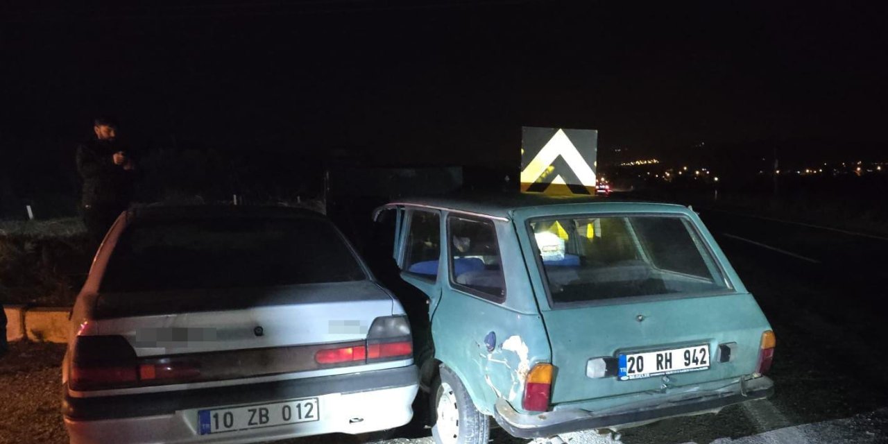 İki otomobil çarpıştı; 3 yaralı