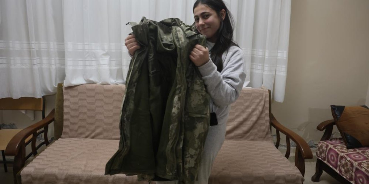 "Annemi ve ağabeyimi enkaz altından çıkaran asker montunu bana vermişti,3 yıldır özenle saklıyorum"