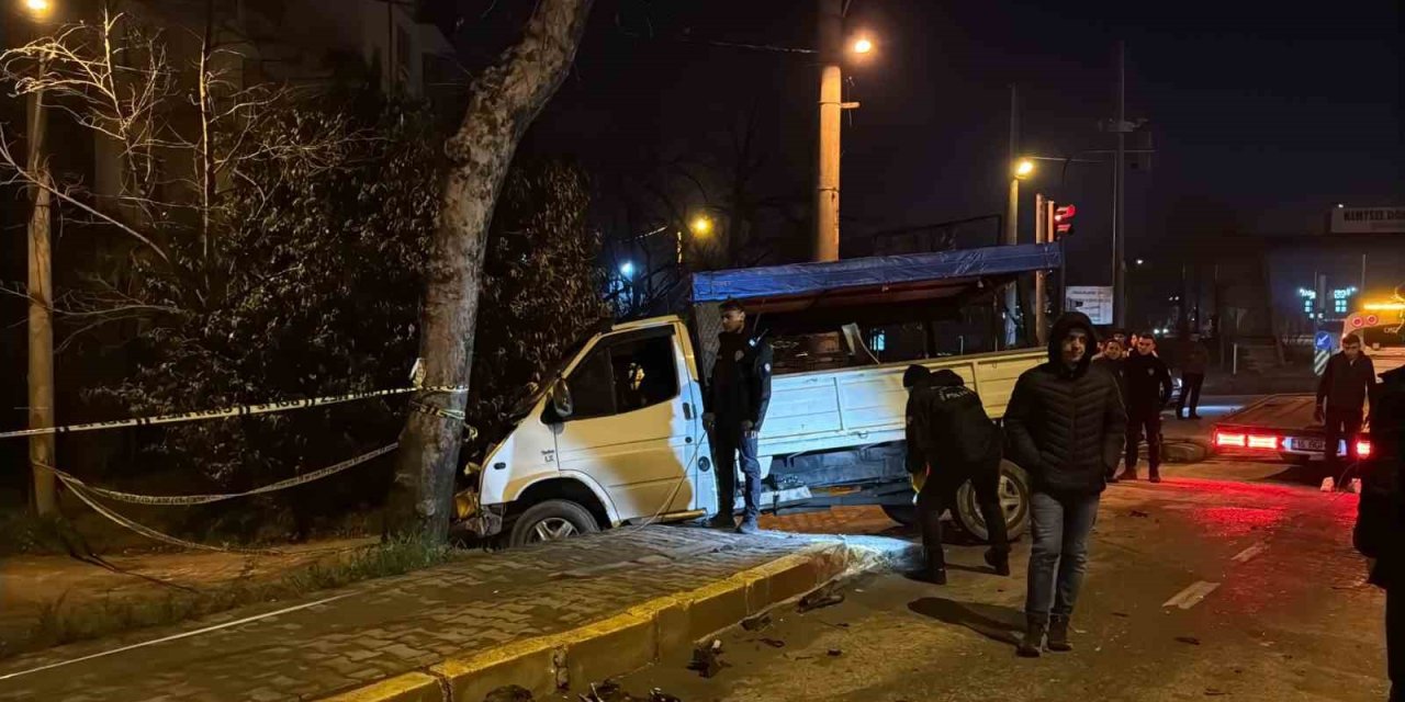 Kaza yapan kamyondan fırlayan stepne kaldırımdaki yayayı ağır yaraladı.