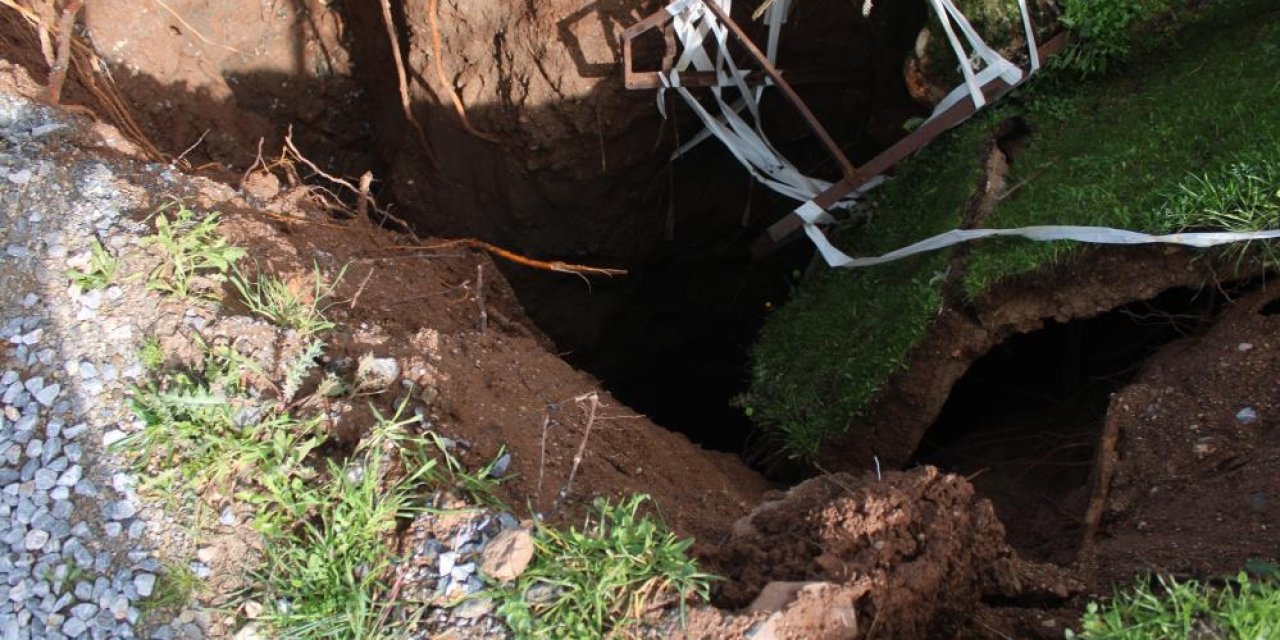 Aydın'da yol çöktü: 20 metrelik obruk oluştu