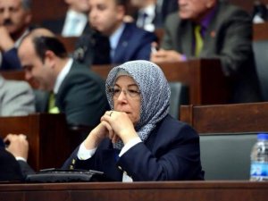 Semiha Öyüş, Hac Dönüşü TBMM'ne Başörtüsüyle Girdi