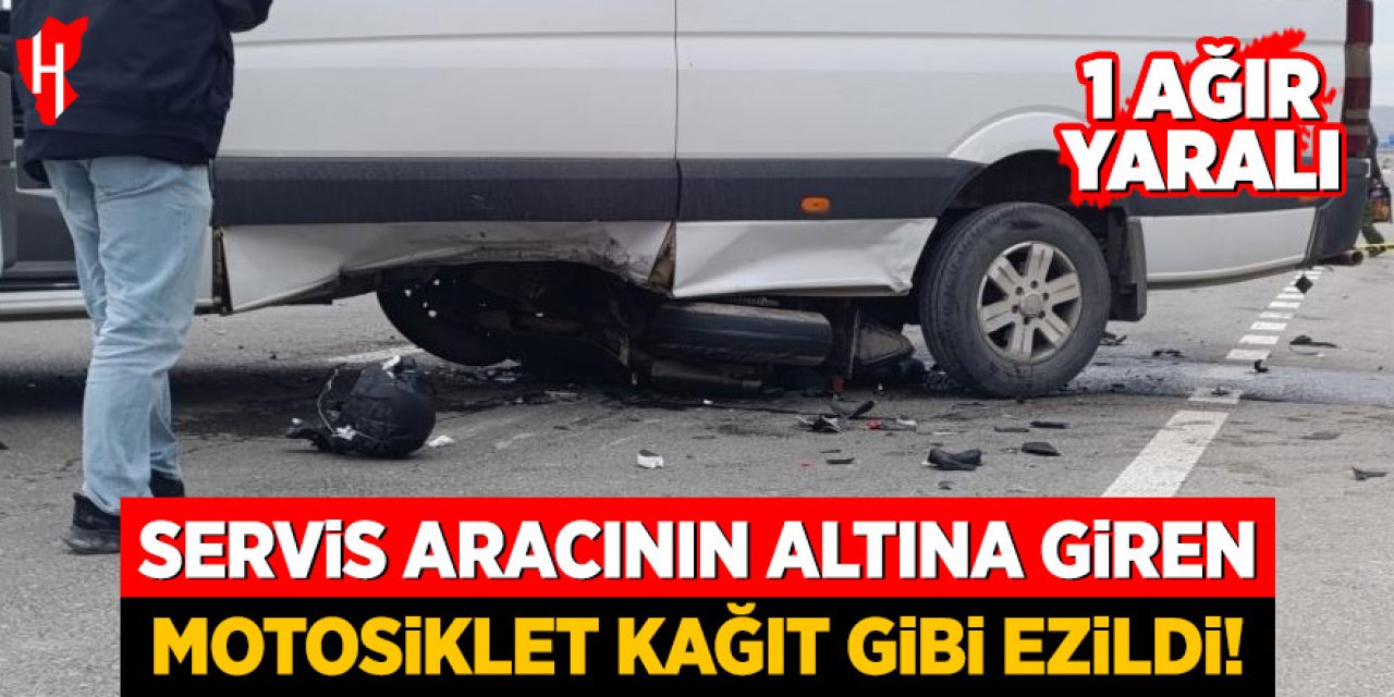 Servis aracının altına giren motosiklet kağıt gibi ezildi:  1 yaralı