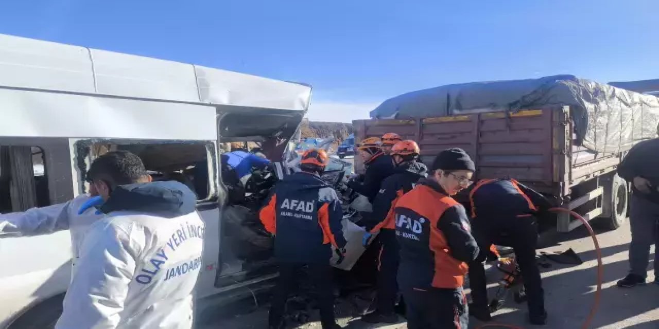 Okul yolunda facia: Okul servisi tıra çarptı, 1 ölü, 7 yaralı