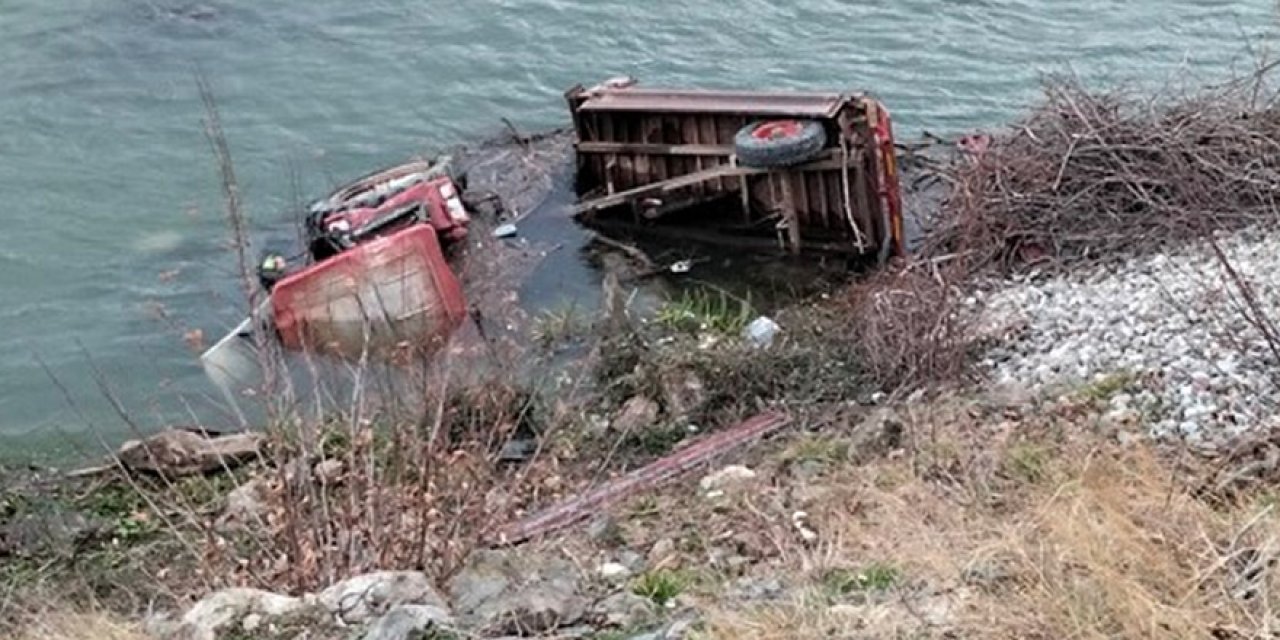 Kontrolden çıkan traktör nehre uçtu: 1 ölü, 1 yaralı