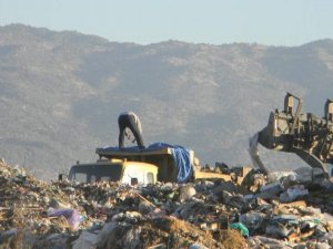 Büyükşehir, Karpuzlu’nun Çöp Sorununu Çözüyor