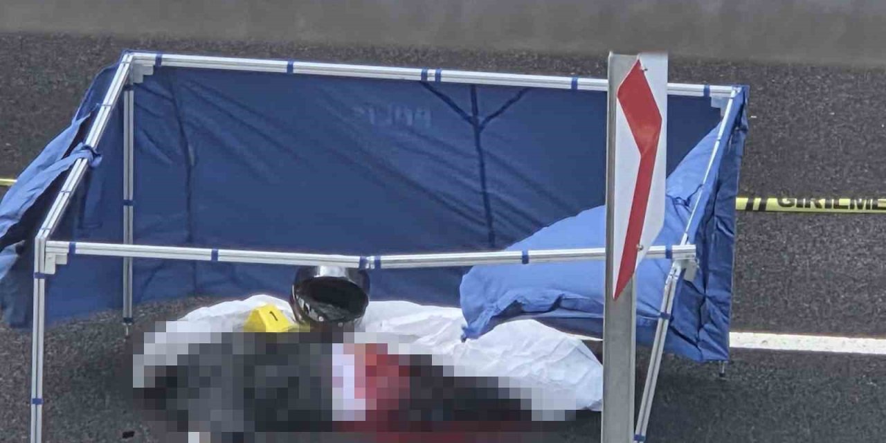 Feci kaza: Motosikletten düşen sürücünün üzerinden otobüs geçti