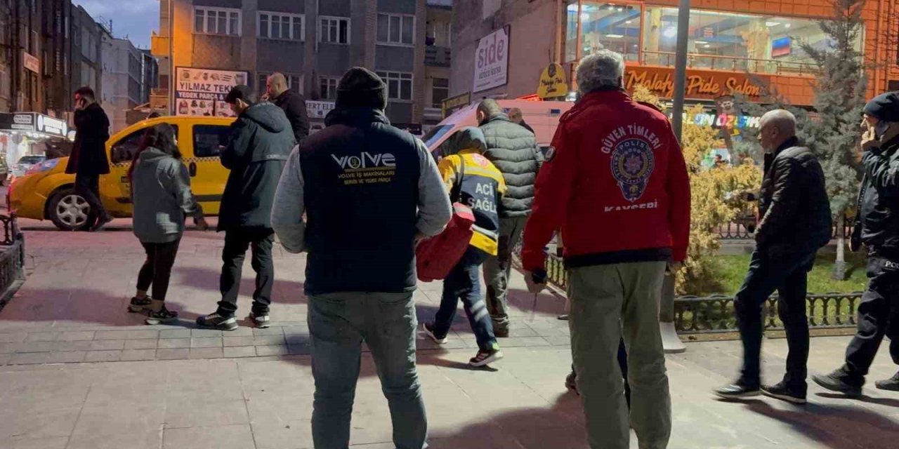 Taksi durağında bıçaklı kavga: 1 yaralı